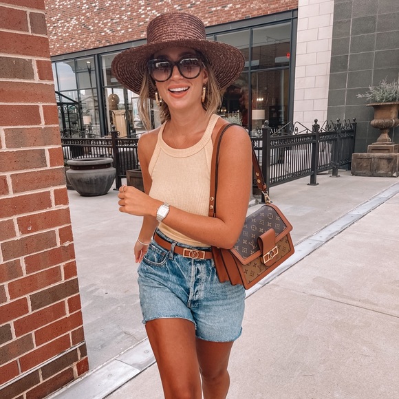 Meet your Posher, Emily - Picture 2 of 7